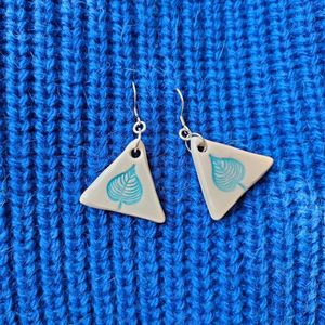Boucles oreilles triangle en céramique artistique email blanc motif feuille bleue