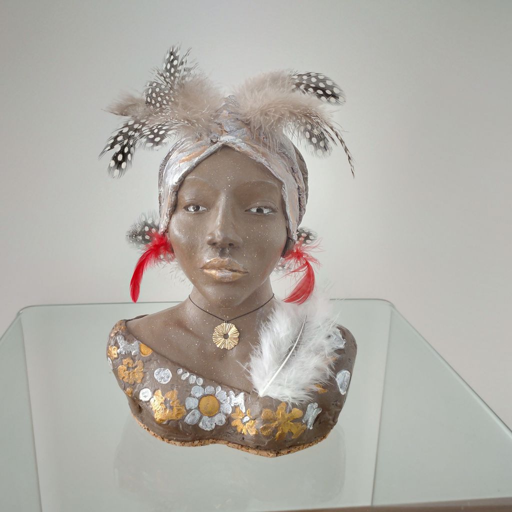 Buste de femme céramique artistique avec des plumes